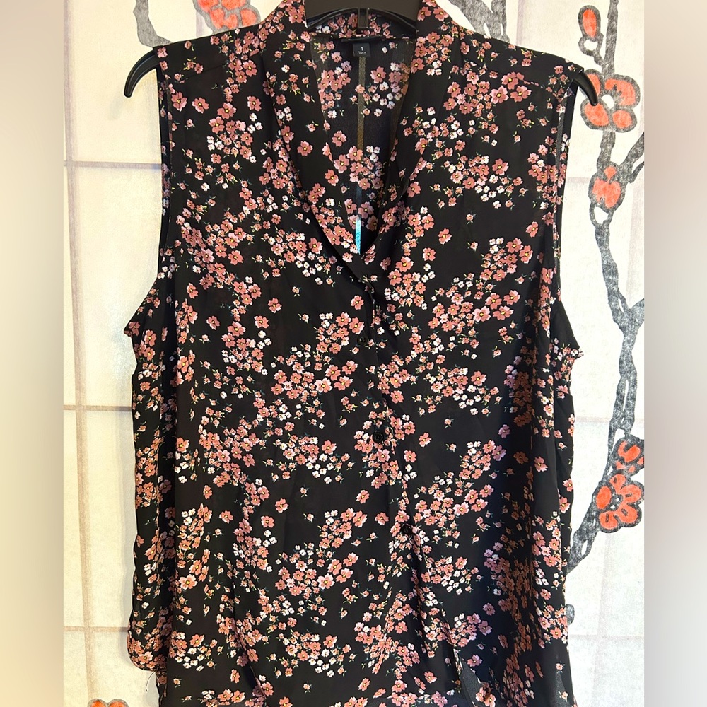 Beautiful Silky Feeling Floral Blouse in Excellent Condition